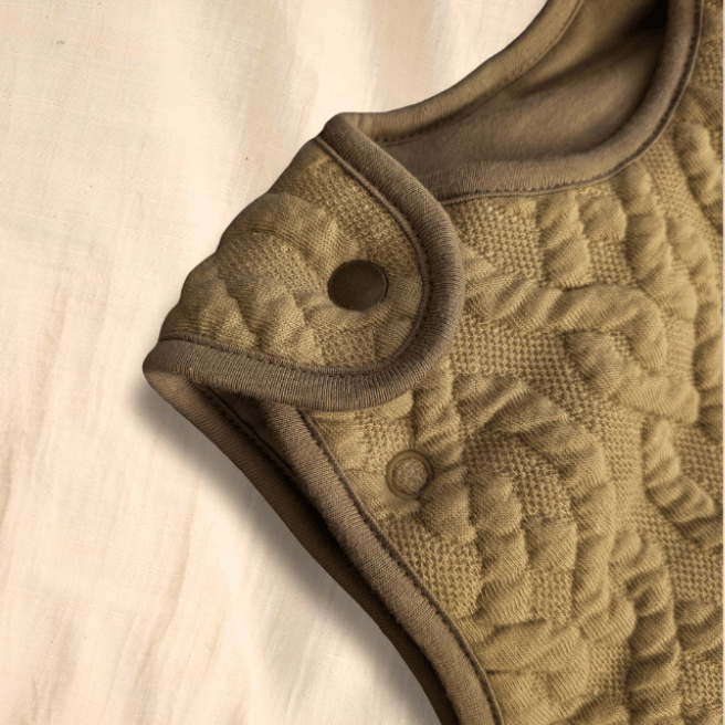 スナップボタンで袖を取り外しできる2WAYスリーパー（ベージュ）。季節の変わり目や体温調節に便利な機能。