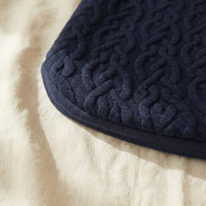 Bebetonこだわりのケーブル編みキルト生地（ネイビー）。インテリアに馴染むシックなデザインと確かな品質。
