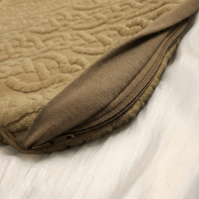 横が大きく開くサイドジッパー仕様。寝ている赤ちゃんを起こさずに着脱やおむつ替えが可能。