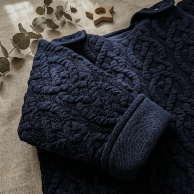 スナップボタンで袖が取り外せる2WAY仕様（ネイビー）。季節や室温に合わせて温度調節が可能。