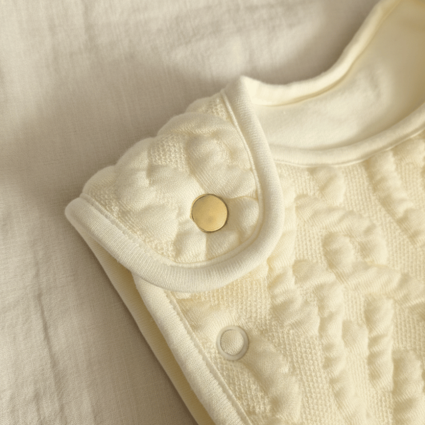 スナップボタンで袖が取り外せる2WAY仕様のディテール。気温に合わせてベストとしても使用可能。