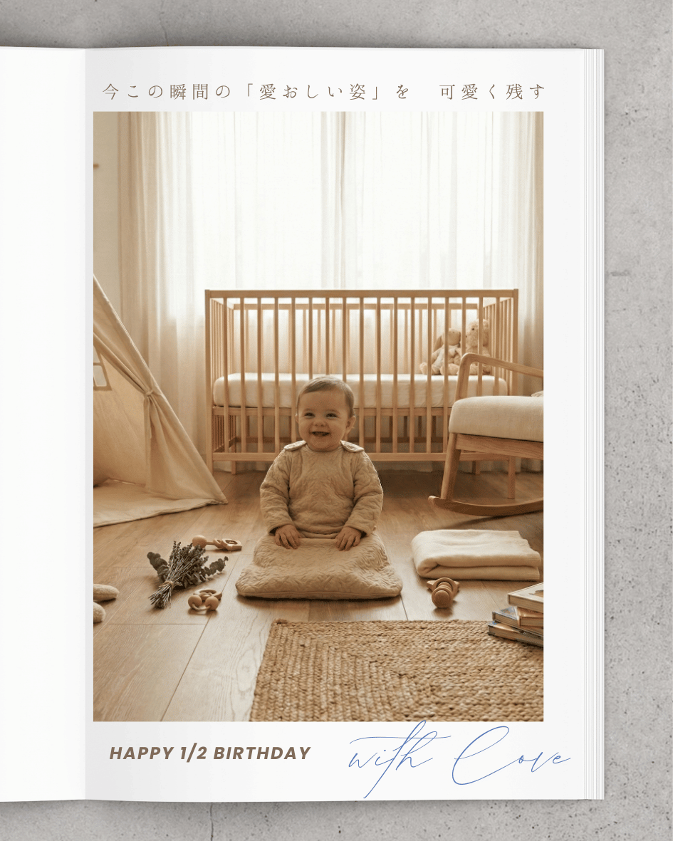 Bebetonのスリーパーを着て、柔らかな光の中で微笑む生後3ヶ月の赤ちゃん