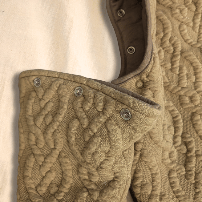 スナップボタンで袖を取り外しできる2WAYスリーパー（ベージュ）。季節の変わり目や体温調節に便利な機能。