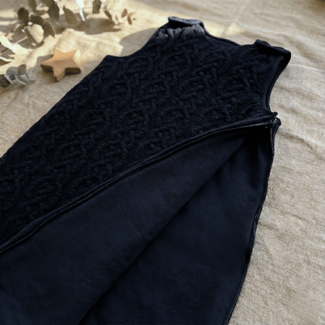 サイドが全開になる便利なファスナー仕様。裏地は肌触りの良いオーガニックコットン100%を使用。