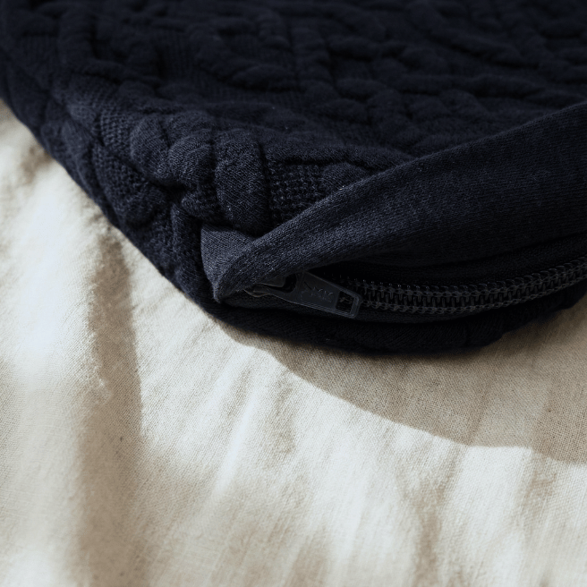 サイドが全開になる便利なファスナー仕様。裏地は肌触りの良いオーガニックコットン100%を使用。