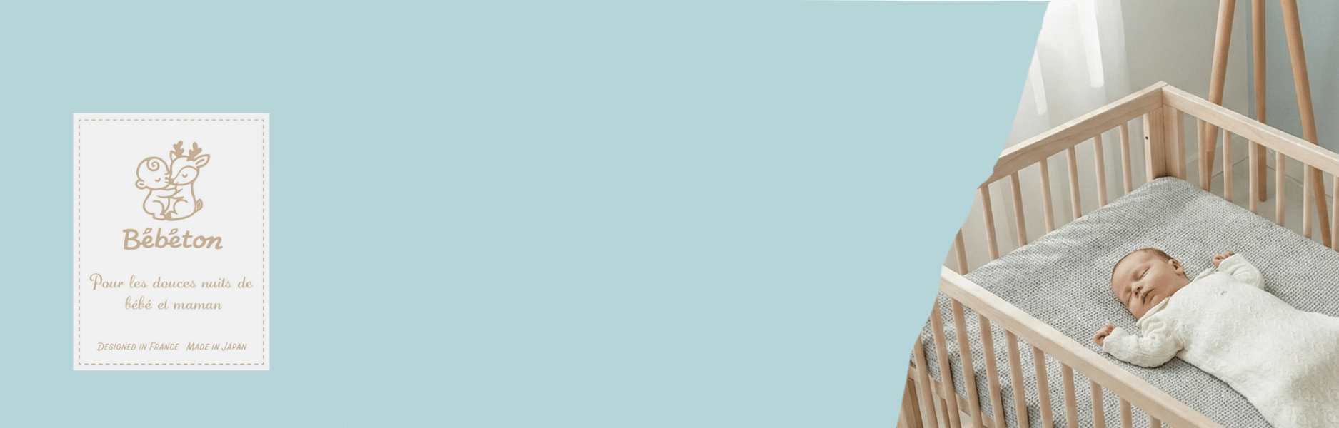 ベビーベッドで安心して眠る赤ちゃんとベベトンの白いスリーパー。シンプルで安全な寝室のイメージ