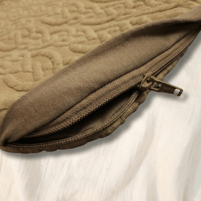 横が大きく開くサイドジッパー仕様。寝ている赤ちゃんを起こさずに着脱やおむつ替えが可能。