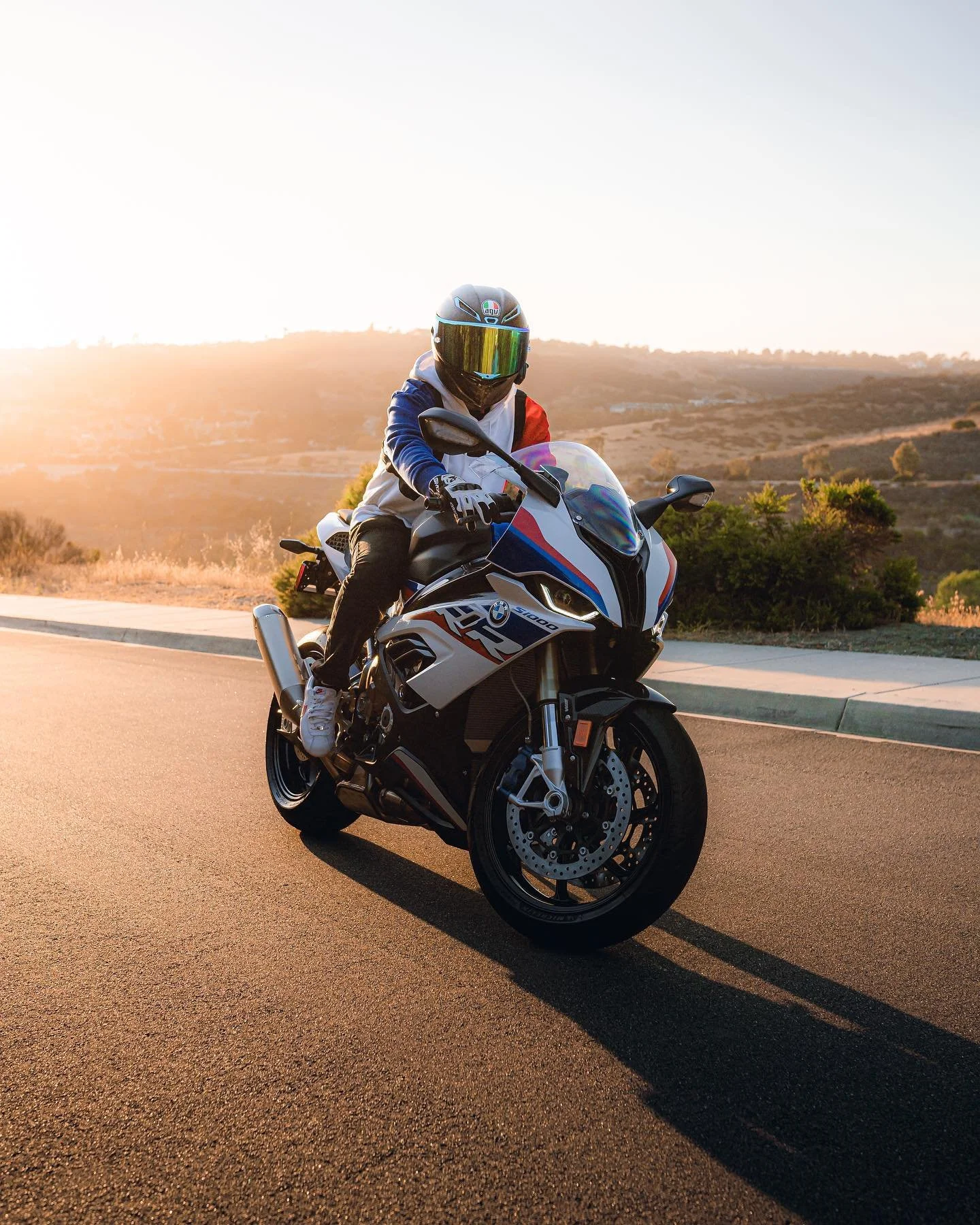 What has 205 HP and only weighs 427 lbs?

@k00l8

#bmw #s1000rr #bmws1000rr #mperformance #motorrad #motorcycle