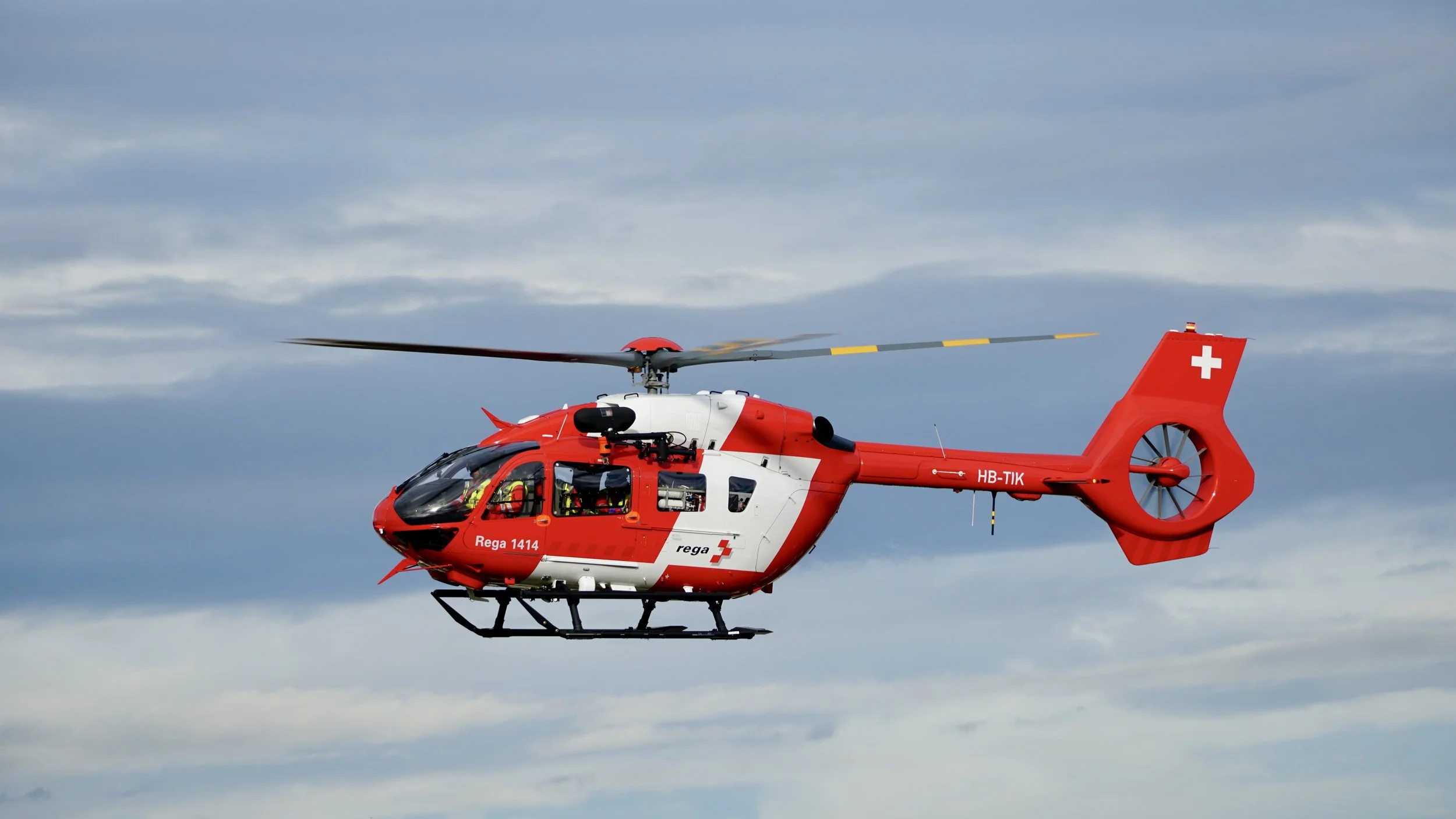 Rega 1 stehend in der Luft