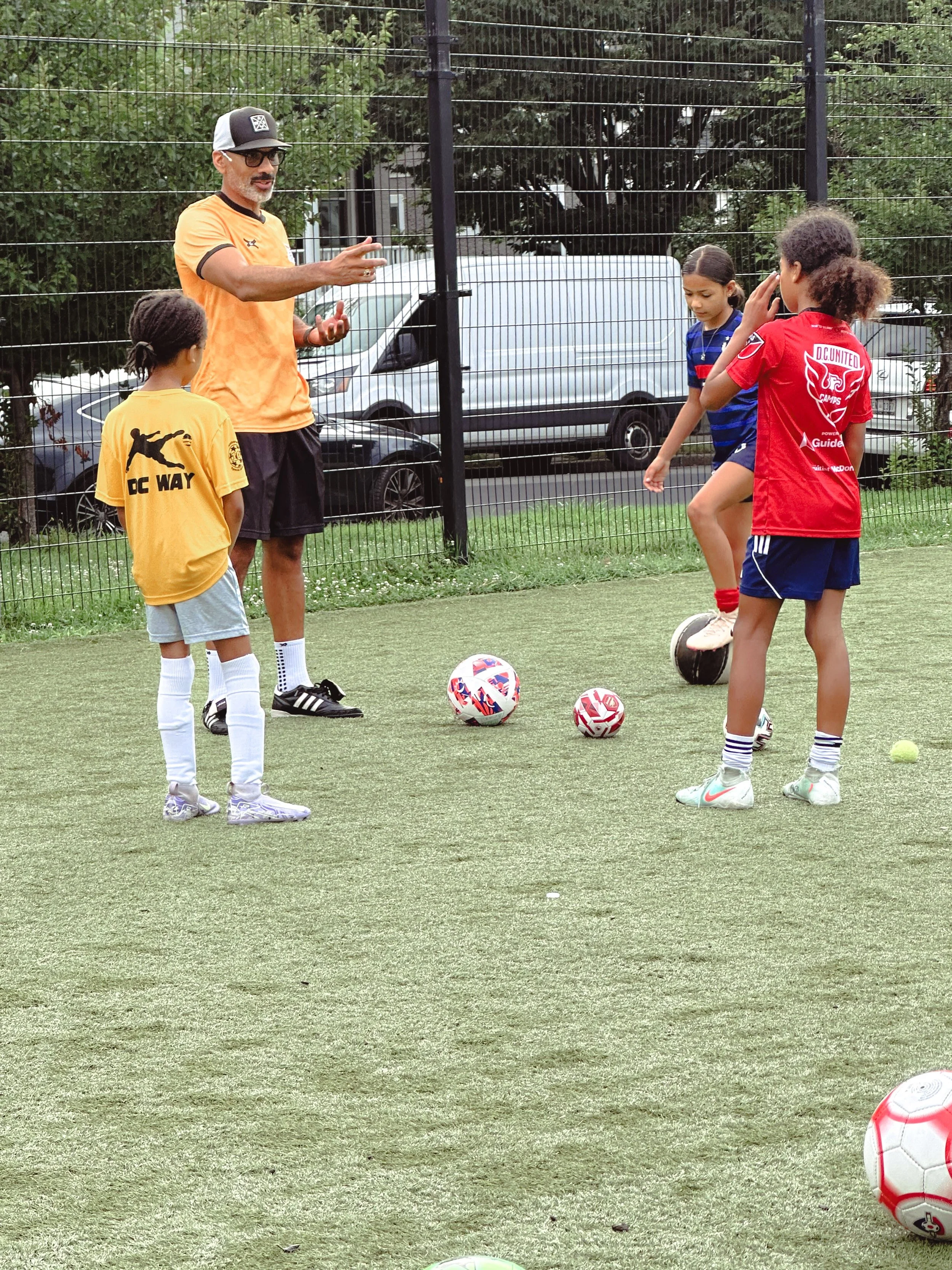 Coach Ming with soccer players_skill_speed_agility_futboliq