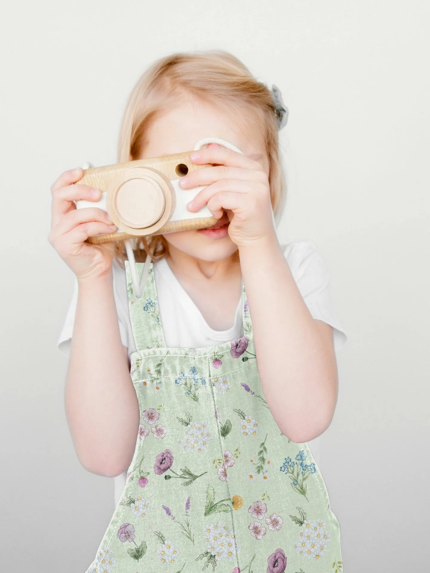 One of my favorite patterns I created last year: Vintage Wild Flowers from the Spring Threads collection. 🌷

It is available at @carriagehouseprinteryfabric and @loominate.eu 🤍💚💜

Gorgeous mock-up from @theindoorsyproject 📷
