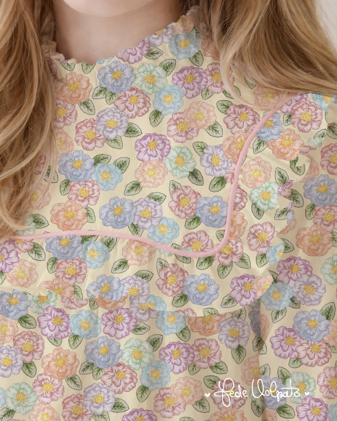 'Roses Bush' was the most time-intensive design in the collection: I carefully recolored each flower one by one in Photoshop (yes, you can do it, really), and it&rsquo;s the piece that gives me the deepest sense of fulfillment. 🌼 

Knowing it can gr