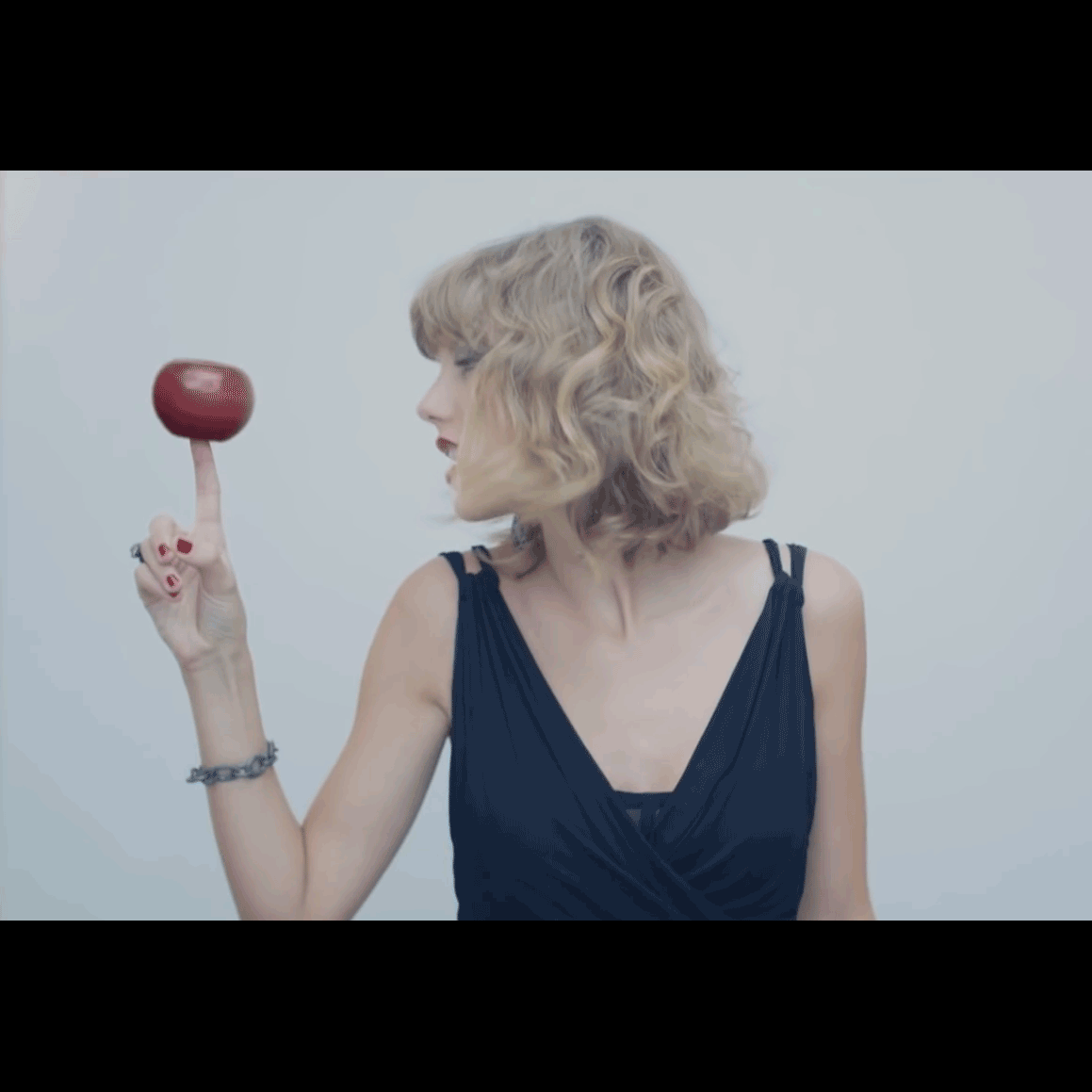 TaylowSwift_BlankSpace_Cinemagraph_NEW.gif