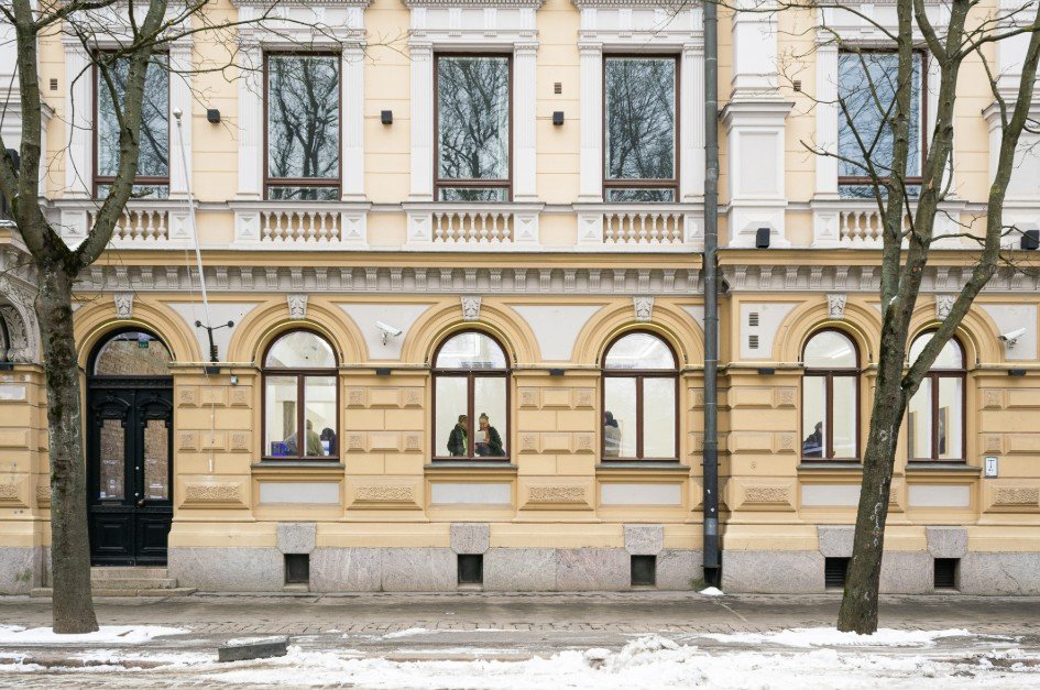 Historiallinen kivitalon julkisivu Bulevardilla Helsingin keskustassa.