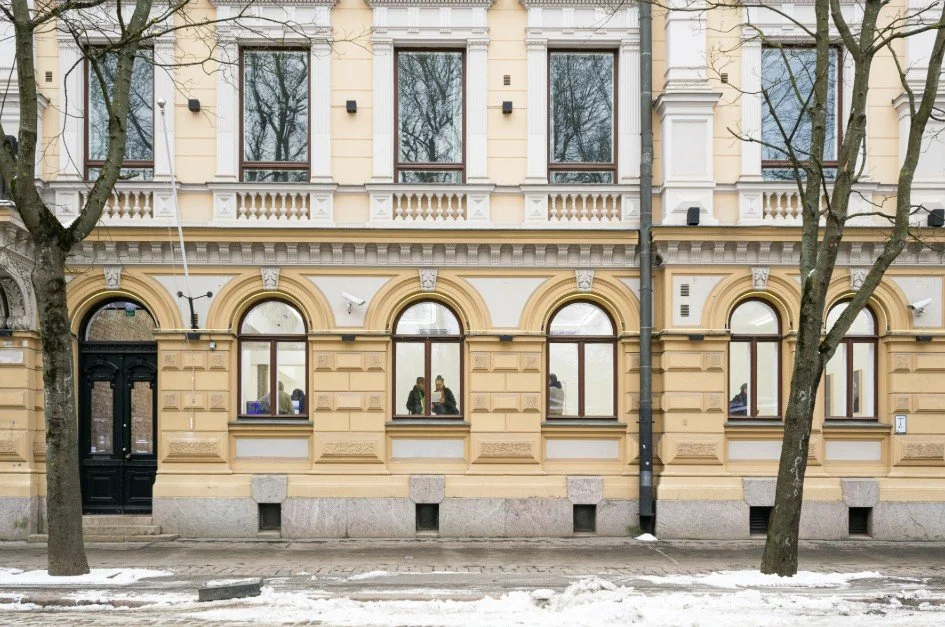 Historiallinen kivitalon julkisivu Bulevardilla Helsingin keskustassa.