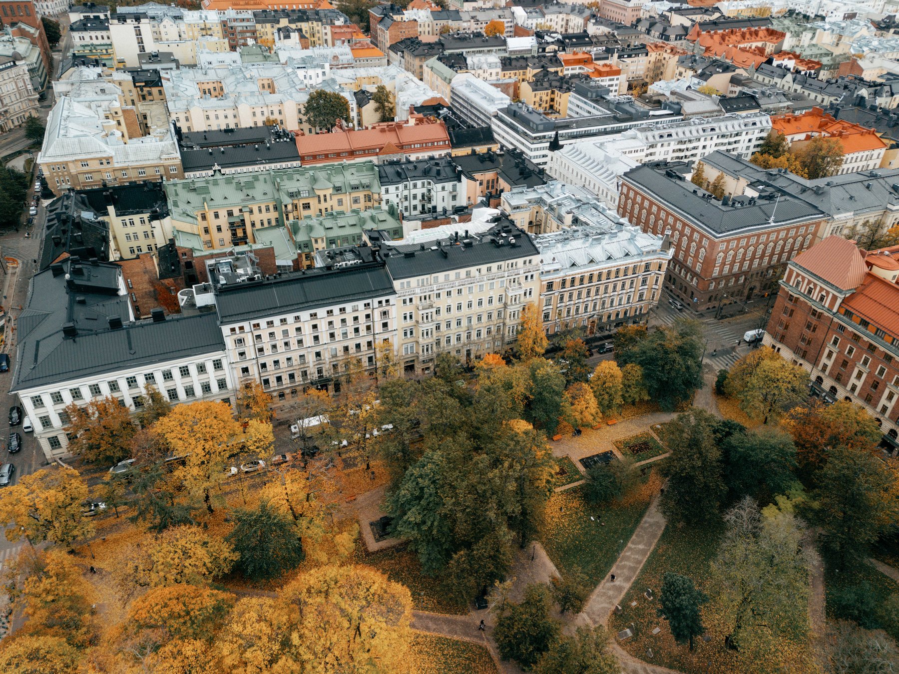 Chapelle sijaitsee Helsingin keskustassa Vanhan Kirkkopuiston vieressä yhdistäen keskeisen sijainnin ja vehreän työympäristön