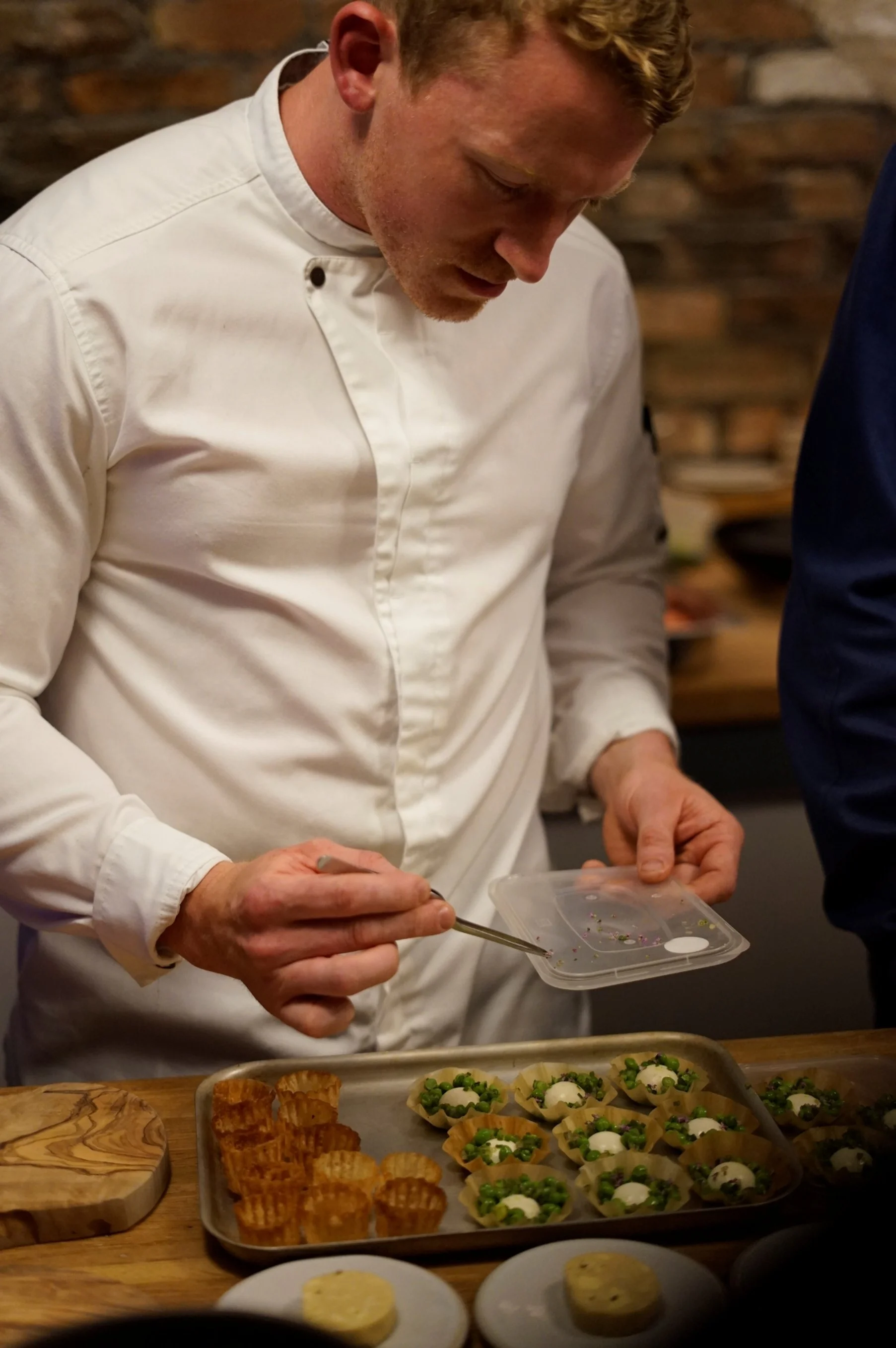 _chef Felix Shore cooking at oH.JPG