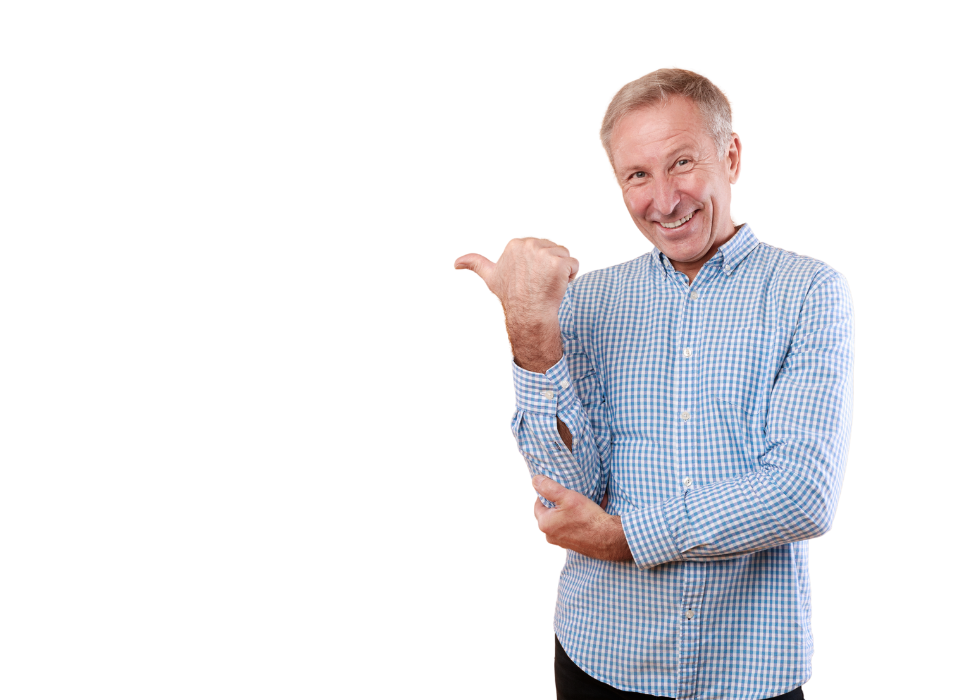 Un homme âgé souriant, portant une chemise à carreaux bleue, fait un geste de force avec un bras plié.