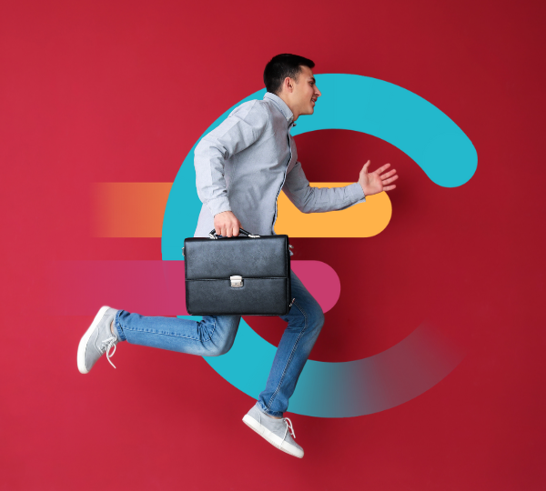 Un homme en costume déjeunant avec un sac à main, sauté devant un fond coloré abstrait.