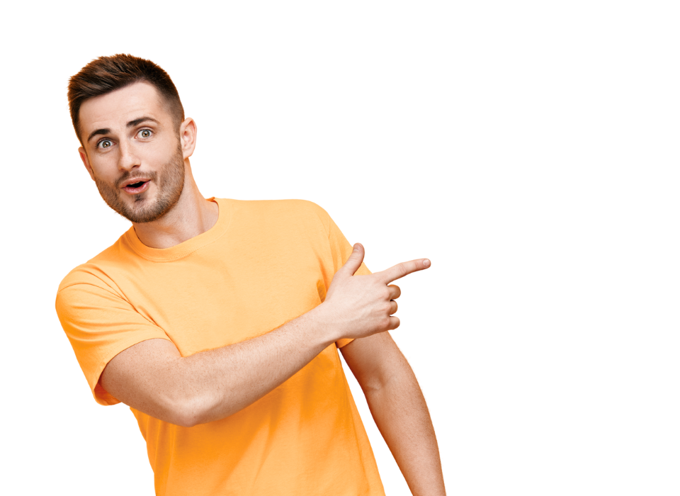 Homme avec une expression de surprise pointant vers la droite, portant un t-shirt orange, contre un fond blanc.