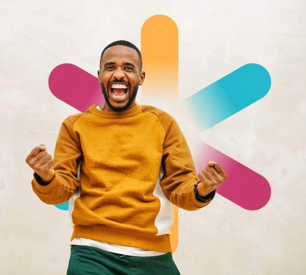 Homme joyeux avec un sweat jaune, fêtant avec des bras levés et un grand sourire, arrière-plan coloré avec des formes abstraites.