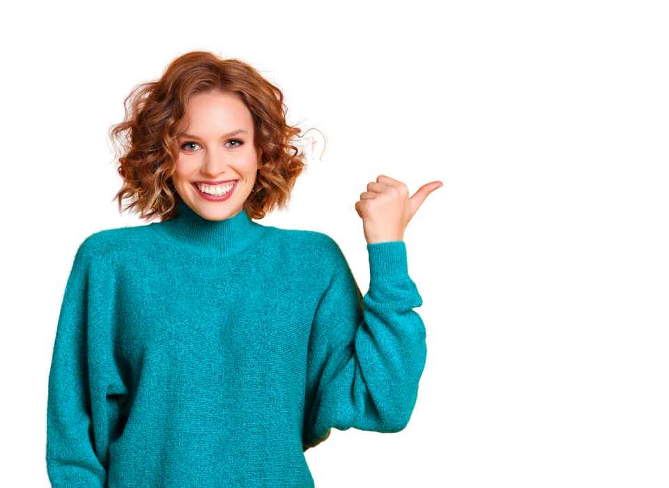Jeune femme souriante avec cheveux bouclés roux portant un pull bleu, pointant vers la droite.