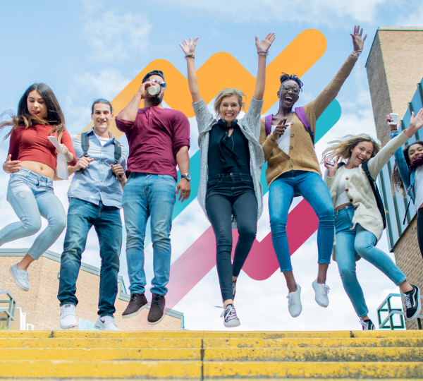 Groupe de jeunes adultes sautant joyeusement en dehors d'un ou d'un bâtiment professionnel avec un ciel bleu en arrière-plan.