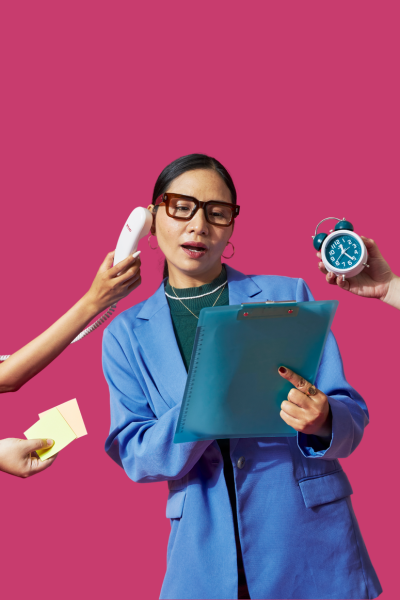 Une femme portant des lunettes, vêtue en blazer bleu, regarde un carnet bleu tout en étant sollicitée par plusieurs mains avec un téléphone, une horloge, et des post-its.
