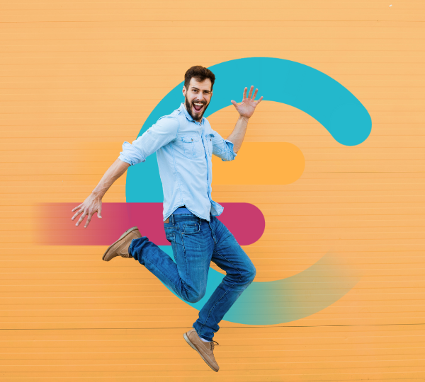 Homme souriant sautant devant un logo coloré à l'arrière-plan
