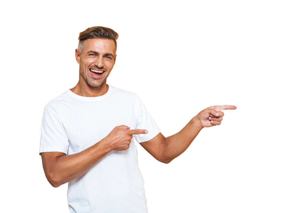 Homme souriant portant un t-shirt blanc, pointant vers la droite avec l'index.