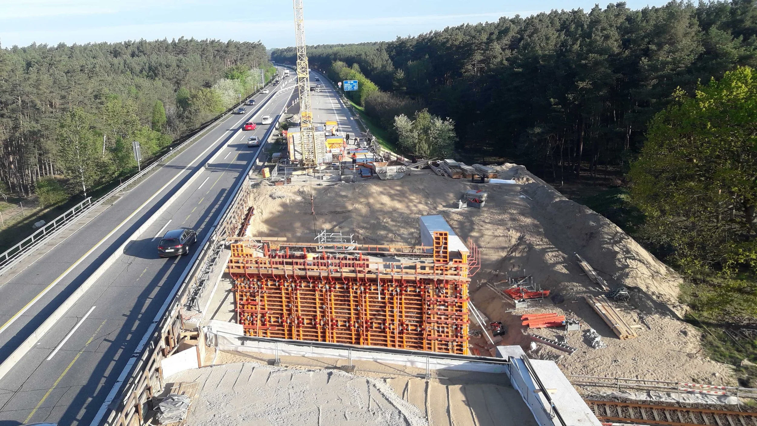 Brückenbau an einer Autobahn mit Schalung und Baustelle neben laufendem Verkehr, geplant durch ein Ingenieurbüro wie Brückenköpfe Schwerin.