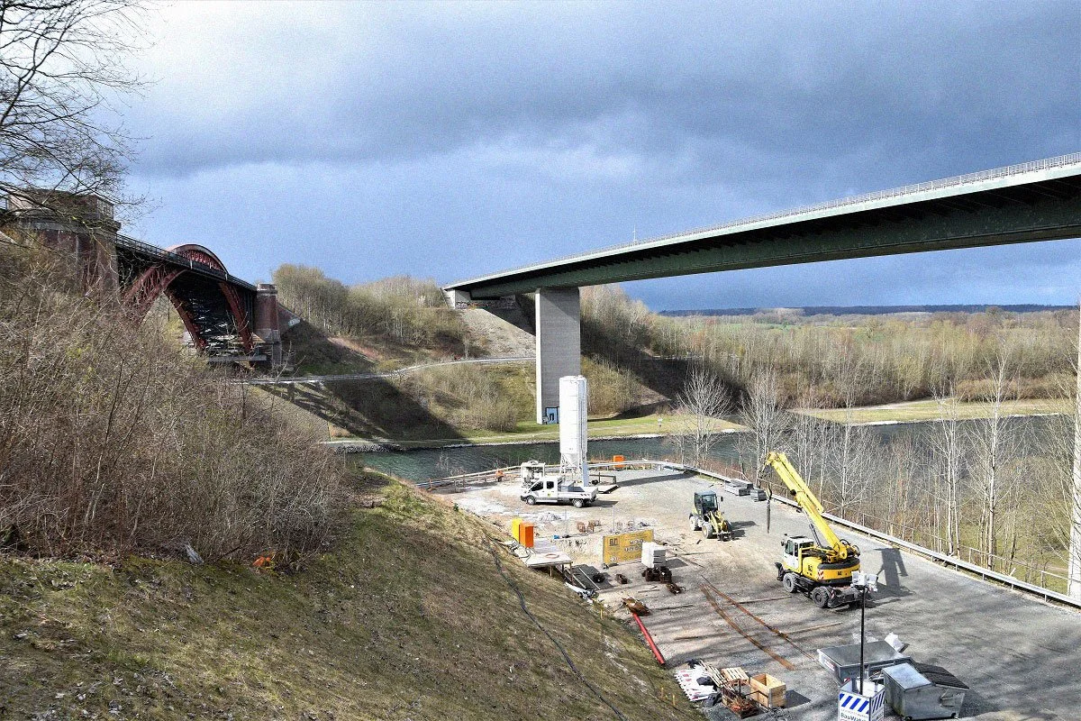 Baustelle an der Levensauer Hochbrücke mit Kran und Baugeräten im Bereich des Nord-Ostsee-Kanals – Infrastrukturprojekt im Brückenbau in Schleswig-Holstein.