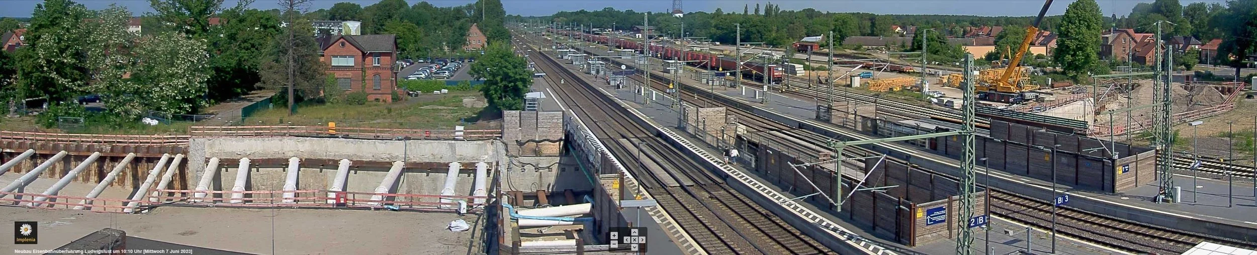 Baustelle einer Eisenbahnüberführung in Mecklenburg-Vorpommern mit Kränen und Baugeräten – Projekt eines Ingenieurbüros für Brückenbau aus Schwerin.