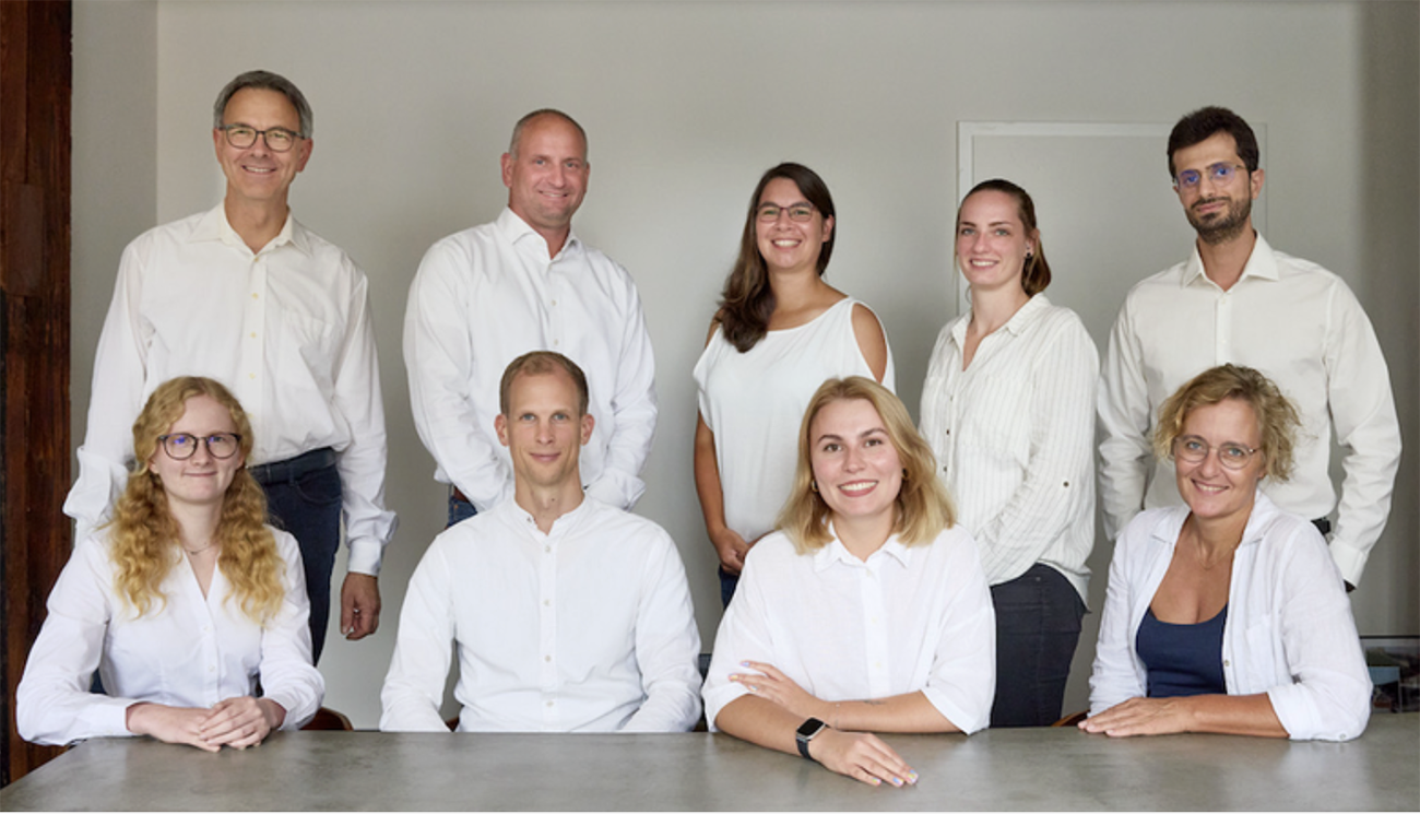 Das Team Brückenköpfe am großen Betontisch. Alle in weiß.