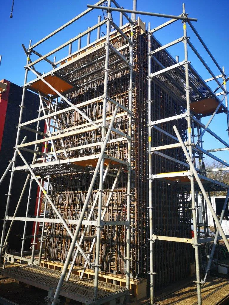 Bauoberleitung und Bauüberwachung Wallstraßenbrücke Schwerin: Bewehrungsarbeiten und Schalung eines Medienkanalsegments mit Gerüstkonstruktion im Brückenbau.