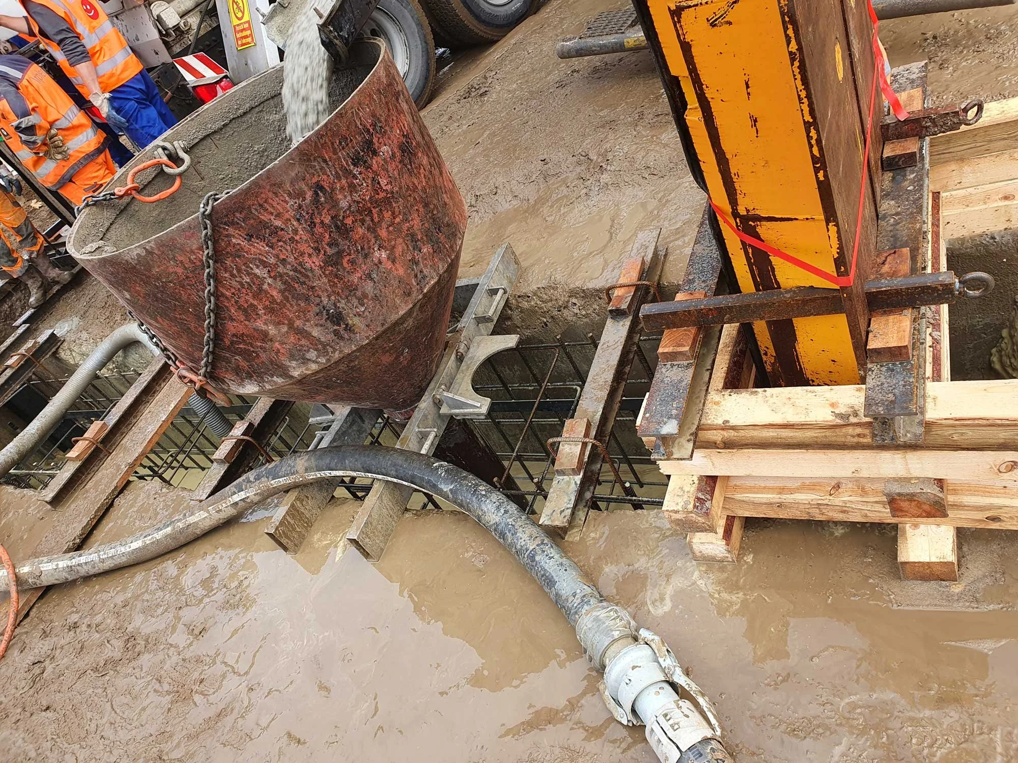 Betonagearbeiten im Brückenbau: Einbringen von Frischbeton in Schalung bei einem Infrastrukturprojekt in Schwerin und Umgebung.