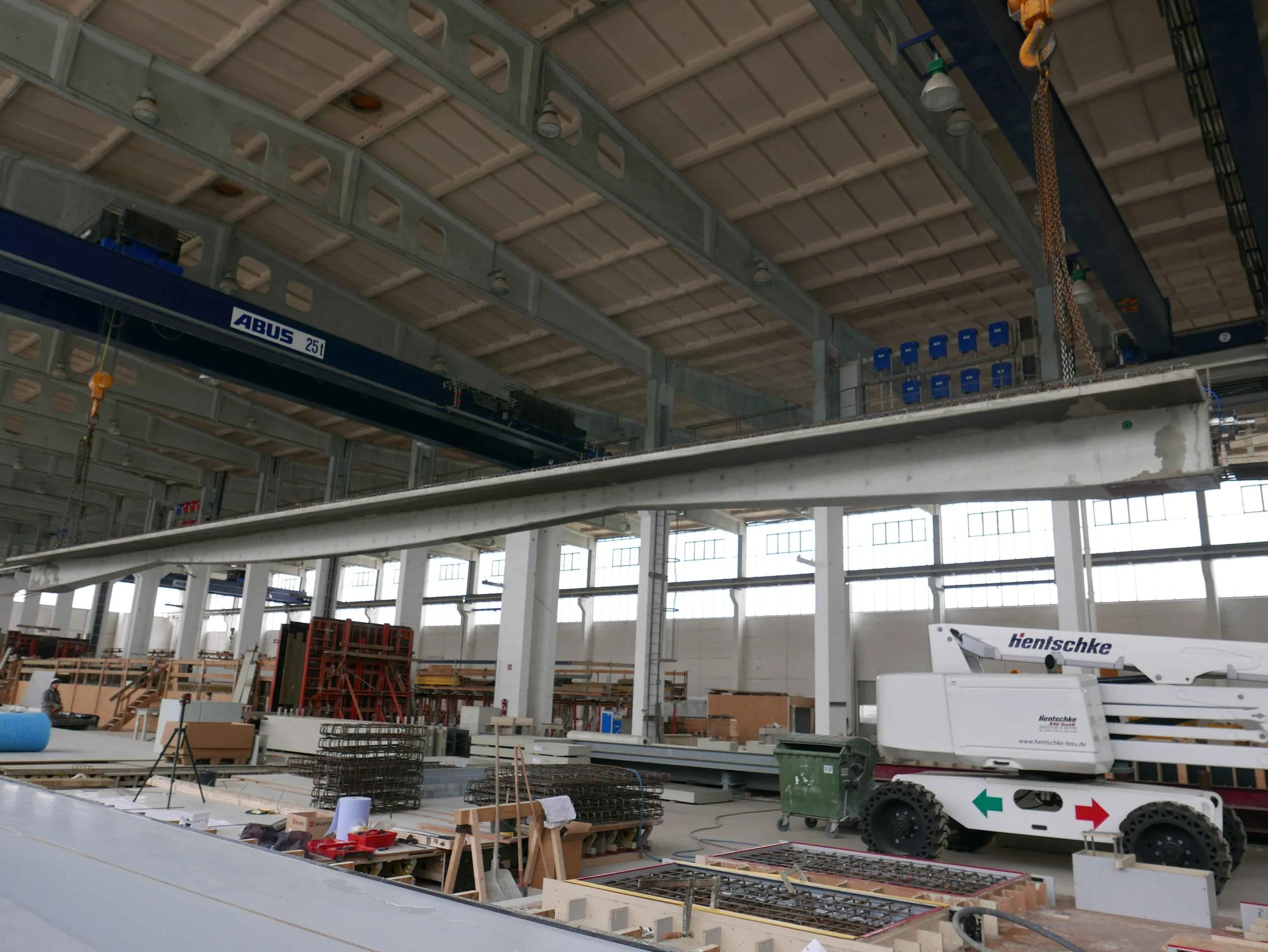 Produktion großformatiger Betonfertigteile mit Carbonbewehrung in einer Werkhalle – industrielle Umsetzung innovativer Bauweisen im Umfeld des Ingenieurbüros Brückenköpfe Schwerin.