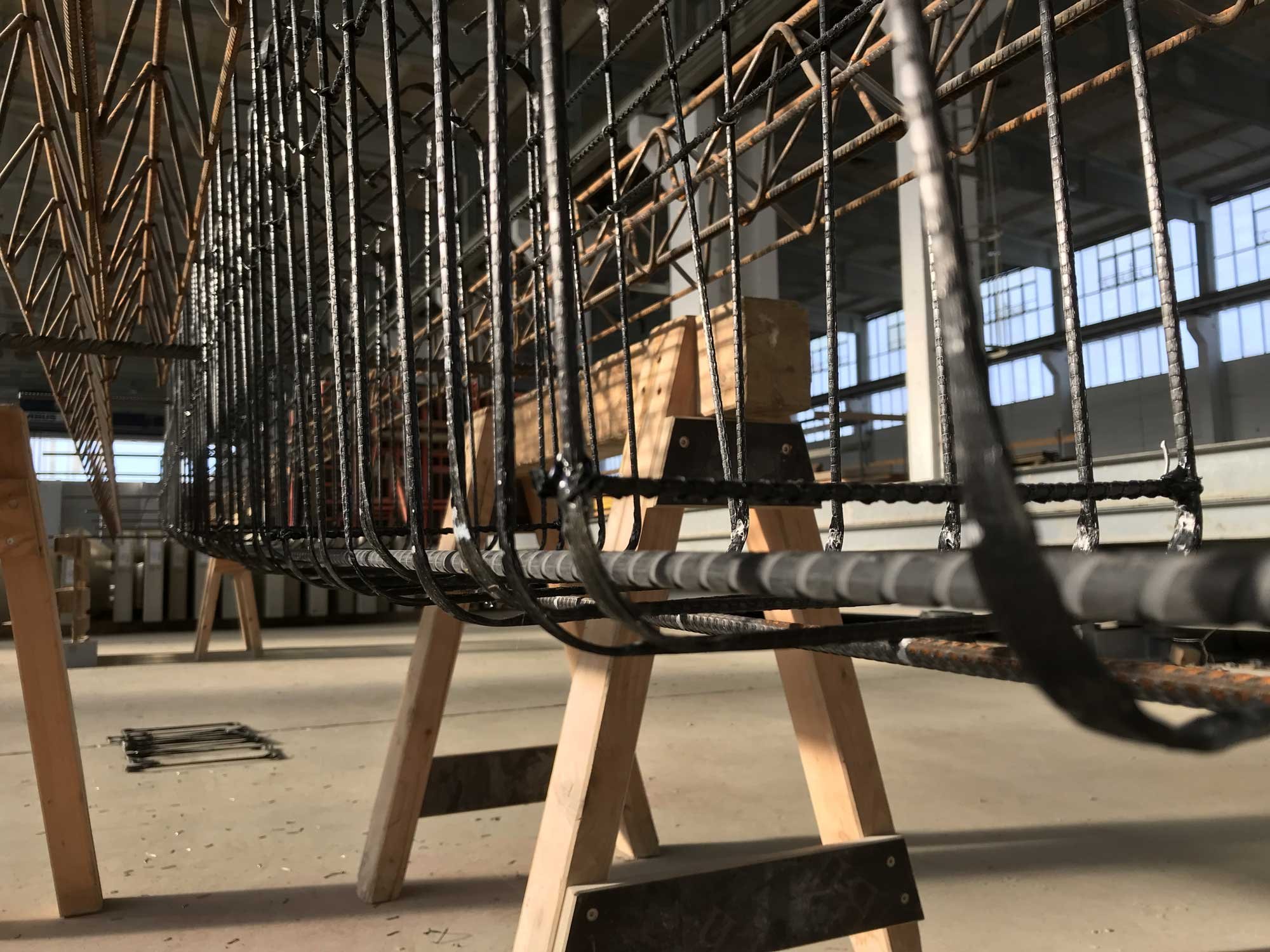 Detailaufnahme eines Bewehrungskorbs aus Stahl für den Brückenbau in einer Werkhalle, Planung durch Ingenieurbüro Brückenköpfe Schwerin
