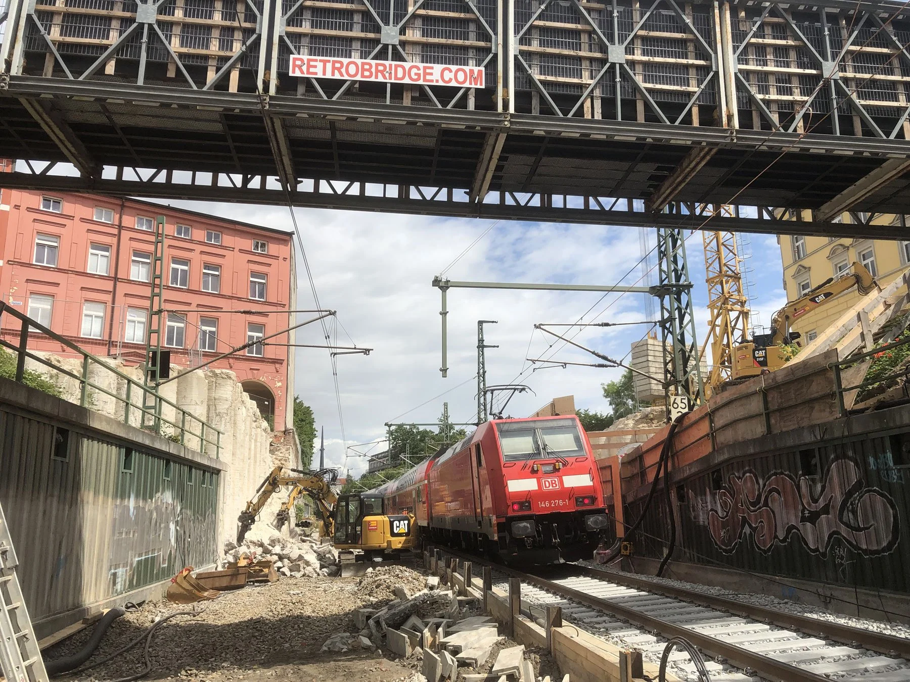 Abbrucharbeiten an einer Bahnbrücke bei laufendem Zugverkehr mit Bagger und Baustelle, Bauüberwachung durch Ingenieurbüro Brückenköpfe Schwerin