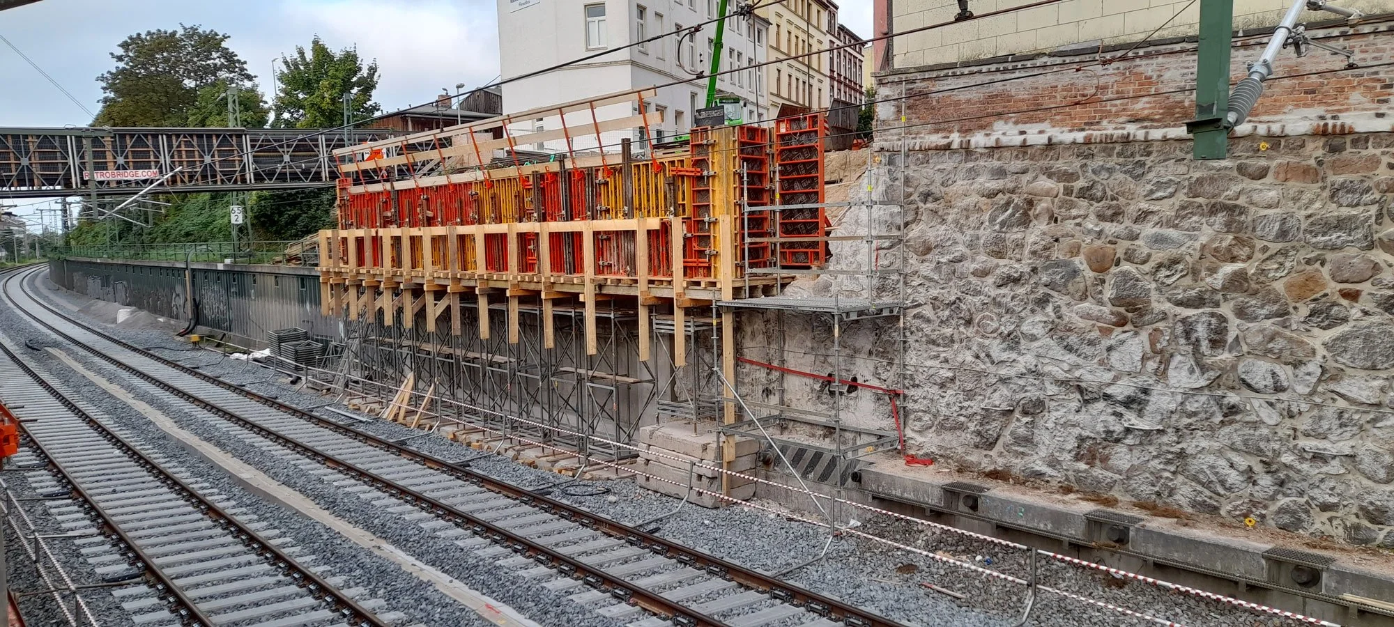 Bauoberleitung und Bauüberwachung Wallstraßenbrücke Schwerin: Schalungsbau für Kopfbalken an der Bahntrasse mit Gerüstkonstruktion im innerstädtischen Brückenbau.
