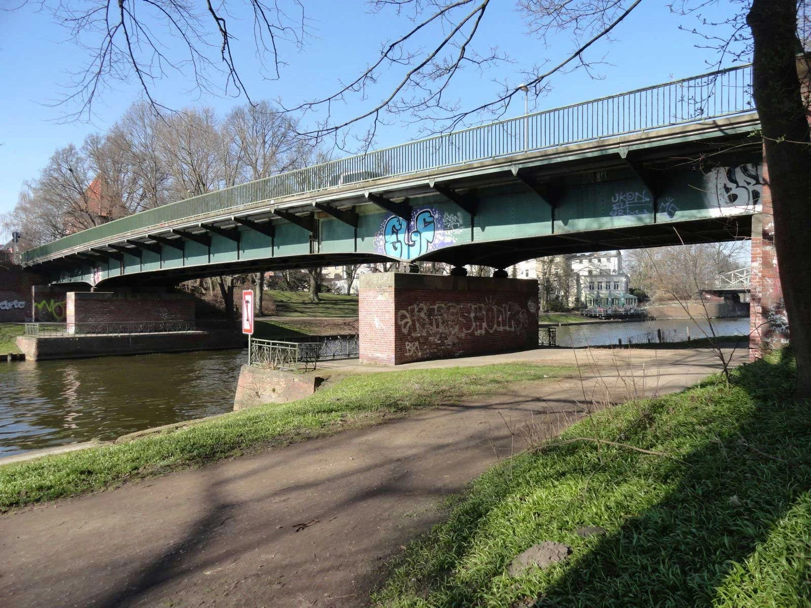 Rehderbrücke in Lübeck im Bestand über Gewässer mit Rad- und Fußweg – Projekt im Bereich Brückenbau und Sanierung durch Ingenieurbüro aus Schwerin.