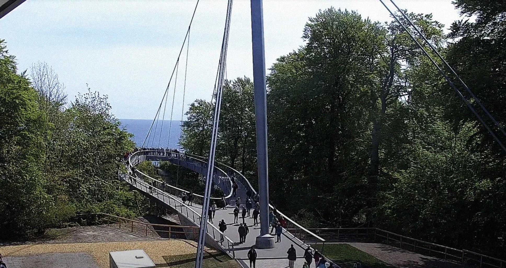 Besucher auf dem Skywalk Königsweg Rügen im Nationalpark Jasmund – modernes Brückenbauprojekt aus Schwerin, prämiert beim Ingenieurpreis 2023