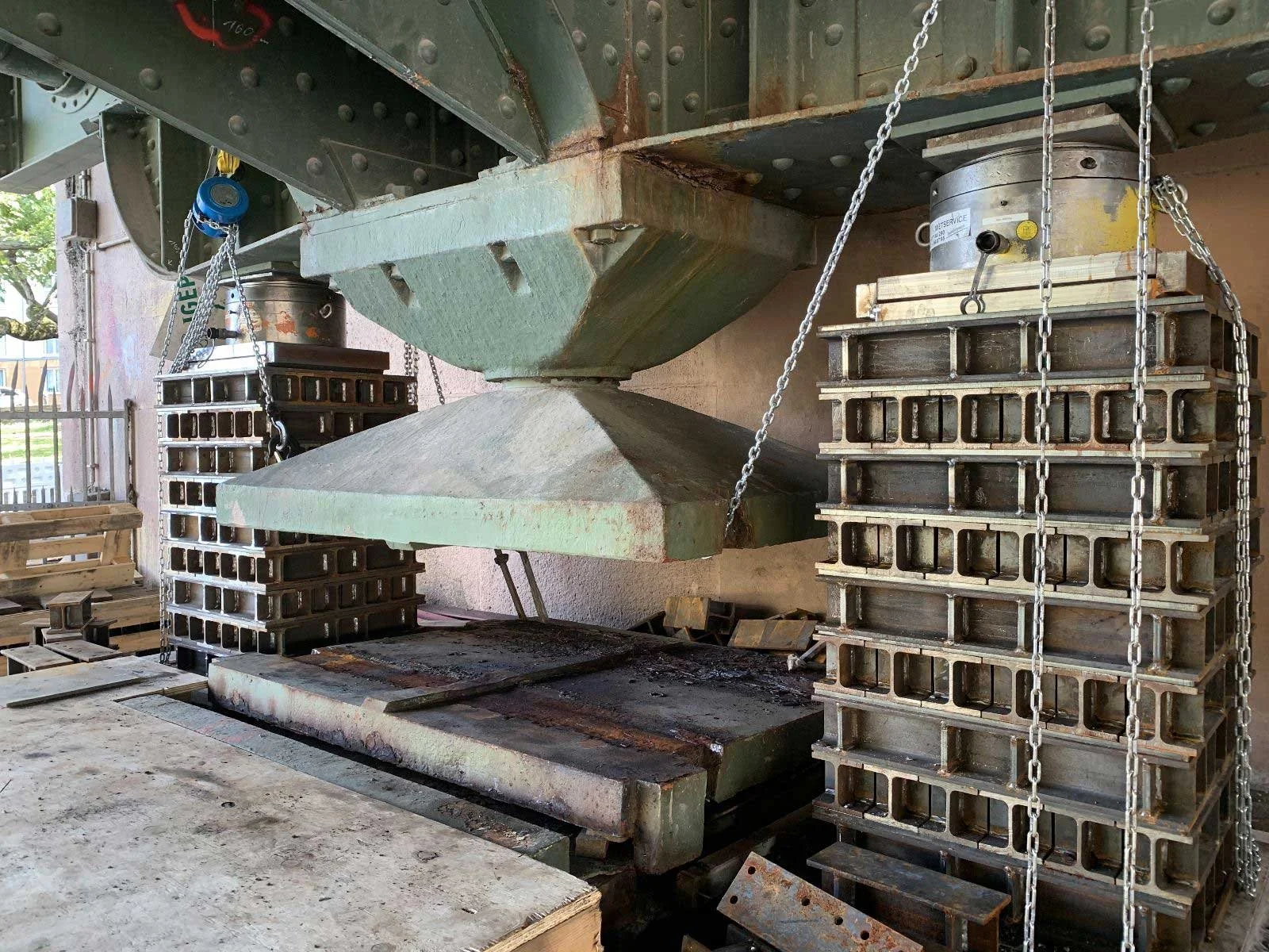 Hydraulische Pressen beim Austausch eines Brückenlagers an der Schlossbrücke Berlin – Arbeiten zur Brückensanierung im Ingenieurbau.