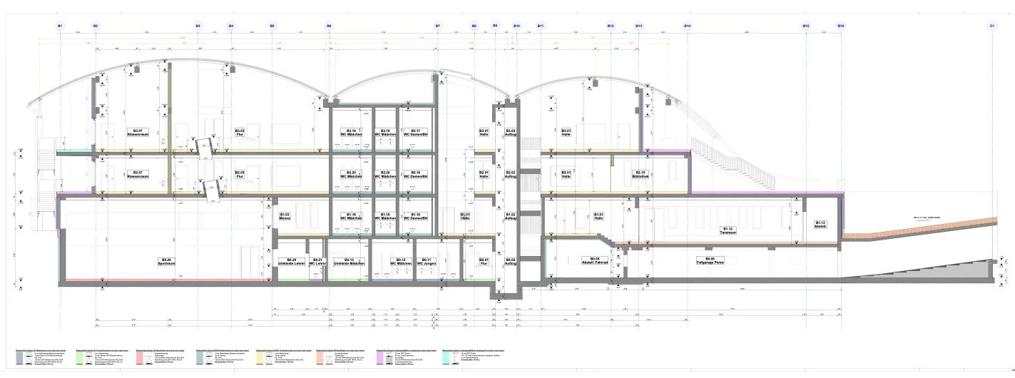 Schnitt durch ein Schulgebäude mit Darstellung von Geschossen, Räumen und Tragstruktur – technische Planung