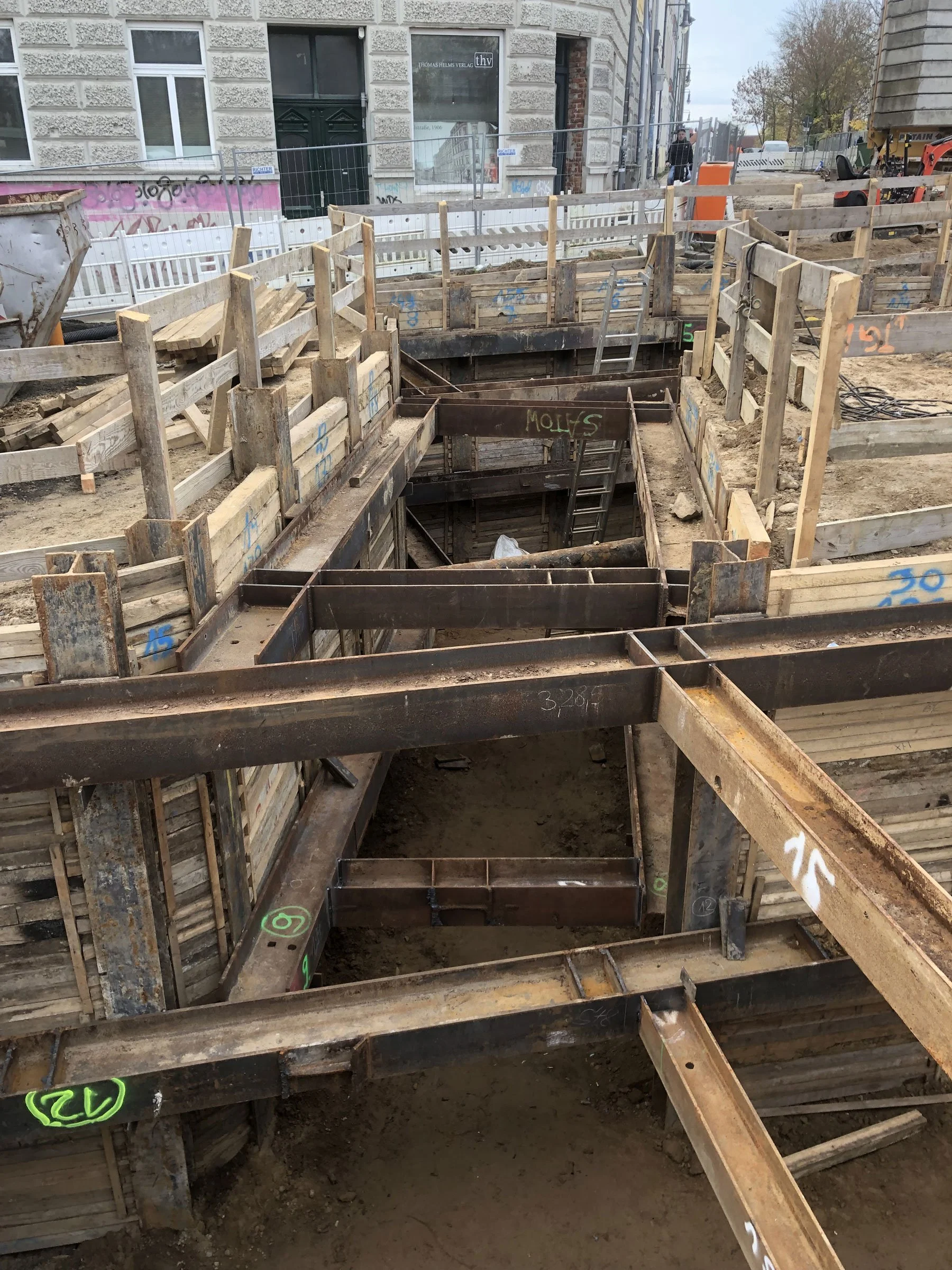 Bauoberleitung und Bauüberwachung Wallstraßenbrücke Schwerin: Baugrube mit Stahlträgern und Holzverbau für Leitungsbau im innerstädtischen Bereich.