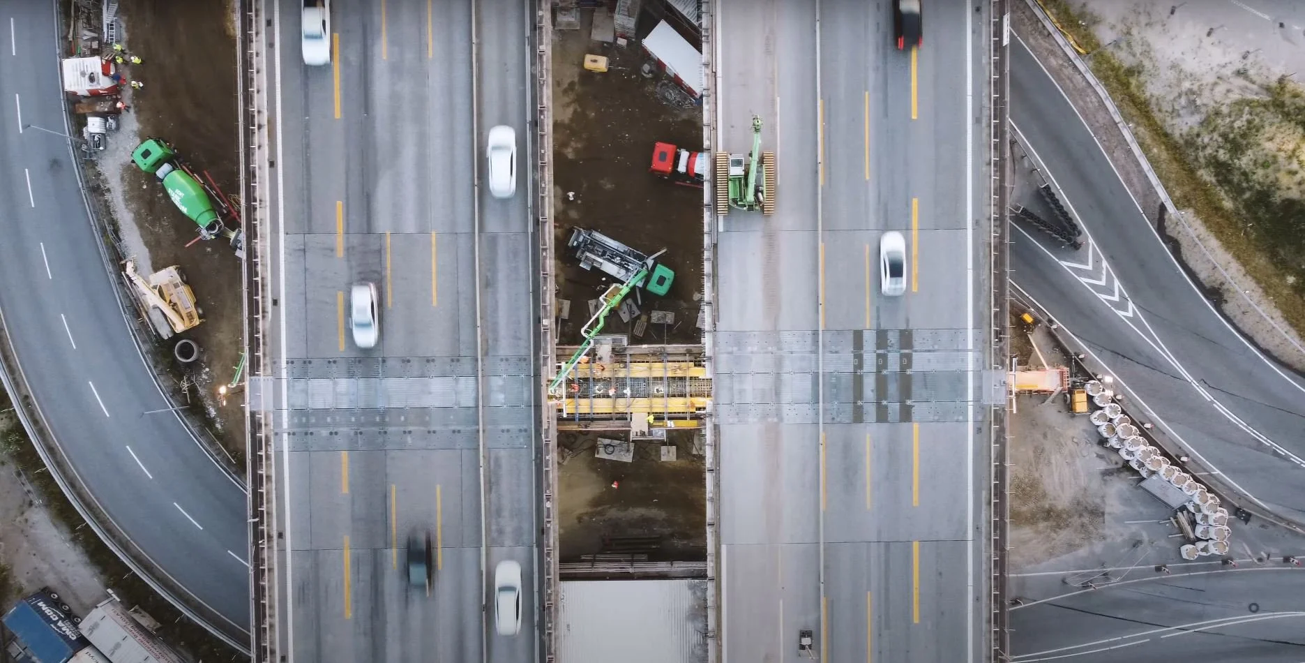 Draufsicht auf Autobahnbrücke mit Einbau von Überfahrplatten und Riegelschalung unter laufendem Verkehr, realisiert im Brückenbau durch ein Ingenieurbüro wie Brückenköpfe Schwerin.