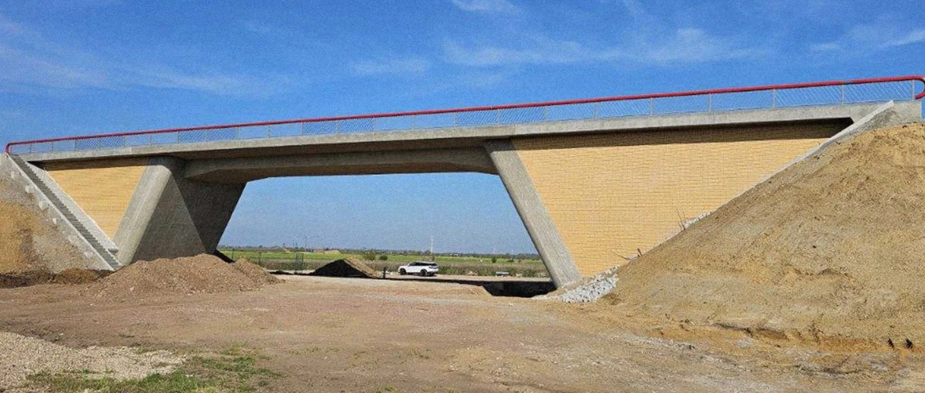 Fertiggestellte Straßenbrücke der B6n bei Köthen mit Böschungen und Brückenkonstruktion, realisiert im Brückenbau durch ein Ingenieurbüro wie Brückenköpfe Schwerin.