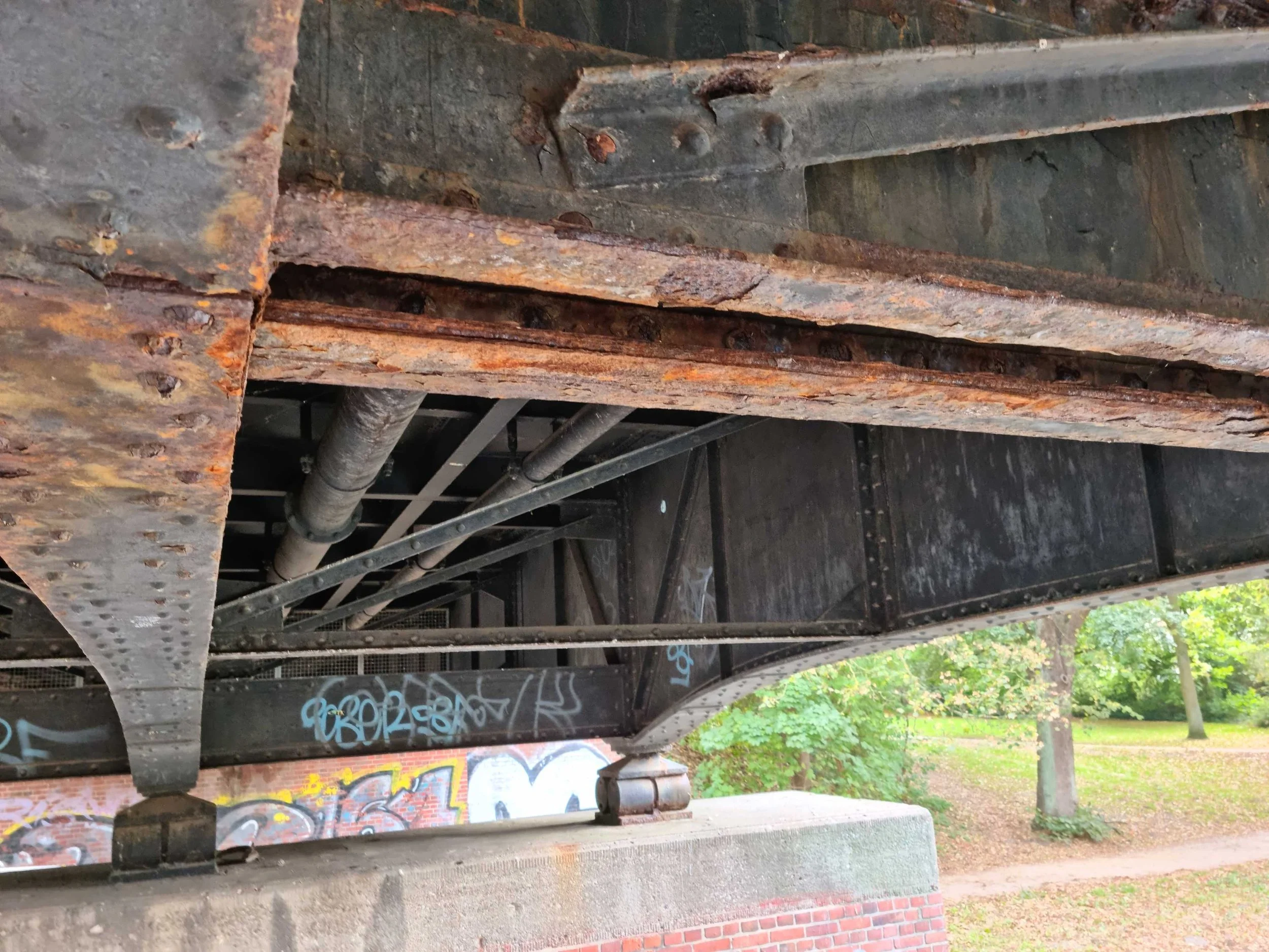Korrosionsschäden an Stahlträgern einer Brücke mit sichtbarem Materialabtrag – Grundlage für Nachrechnung und Sanierung im Brückenbau.