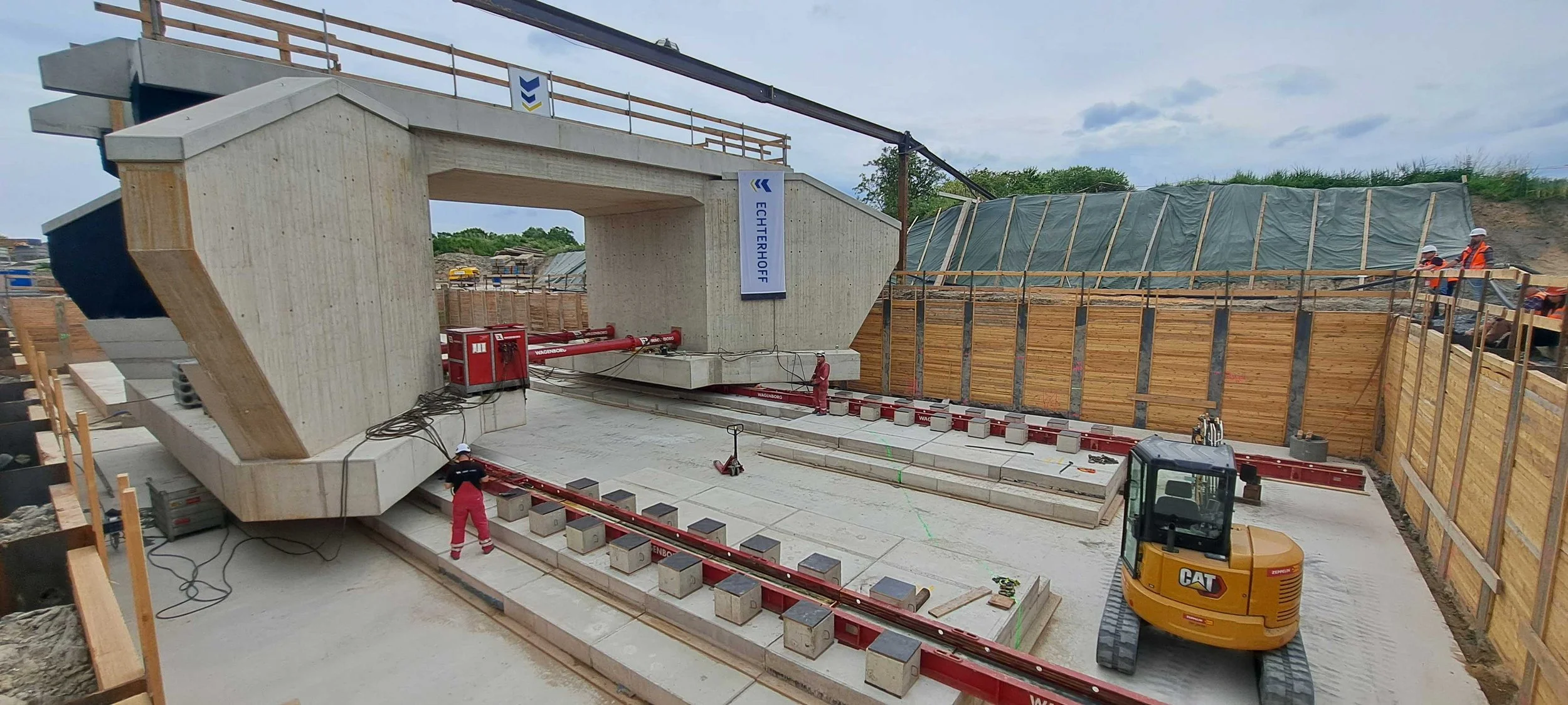 Montage einer Beton-Rahmenbrücke im Bauzustand mit Verschubtechnik – moderner Brückenbau aus Schwerin im Kontext Ingenieurpreis 2023 und Projekt Königsweg Rügen