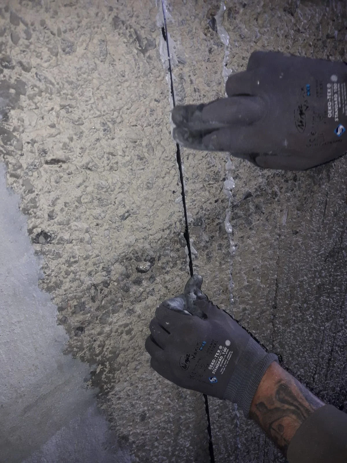 Injektion und Verklebung einer Carbonverstärkung in einem Betonbauteil zur Risssanierung – innovative Sanierungstechnologie im Einsatz beim Ingenieurbüro Brückenköpfe Schwerin.